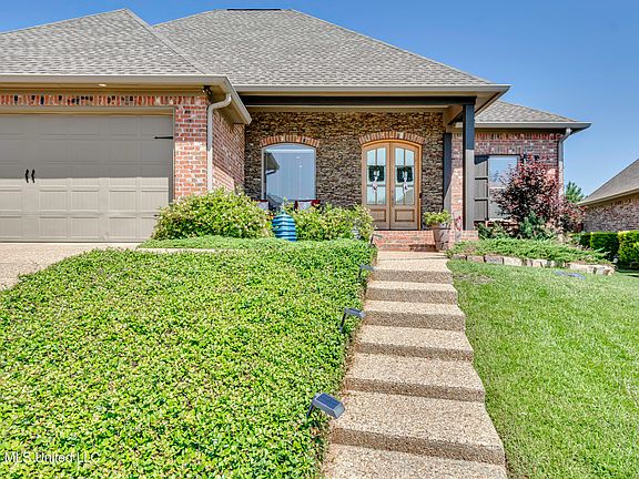3rd image of 216 Emerald Cir