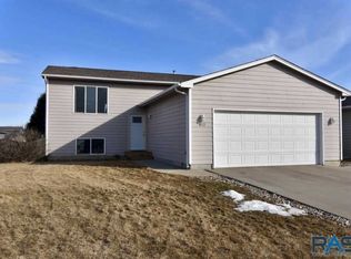 812 Lois Ln, Harrisburg, SD 57032