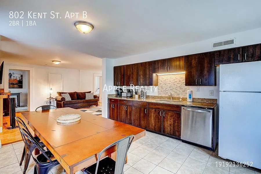 802 Kent St. Apt B - Available now. — Photo 3