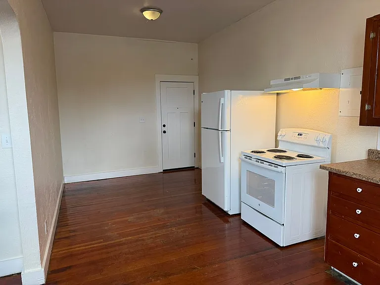 157 NE Main St — Photo 11