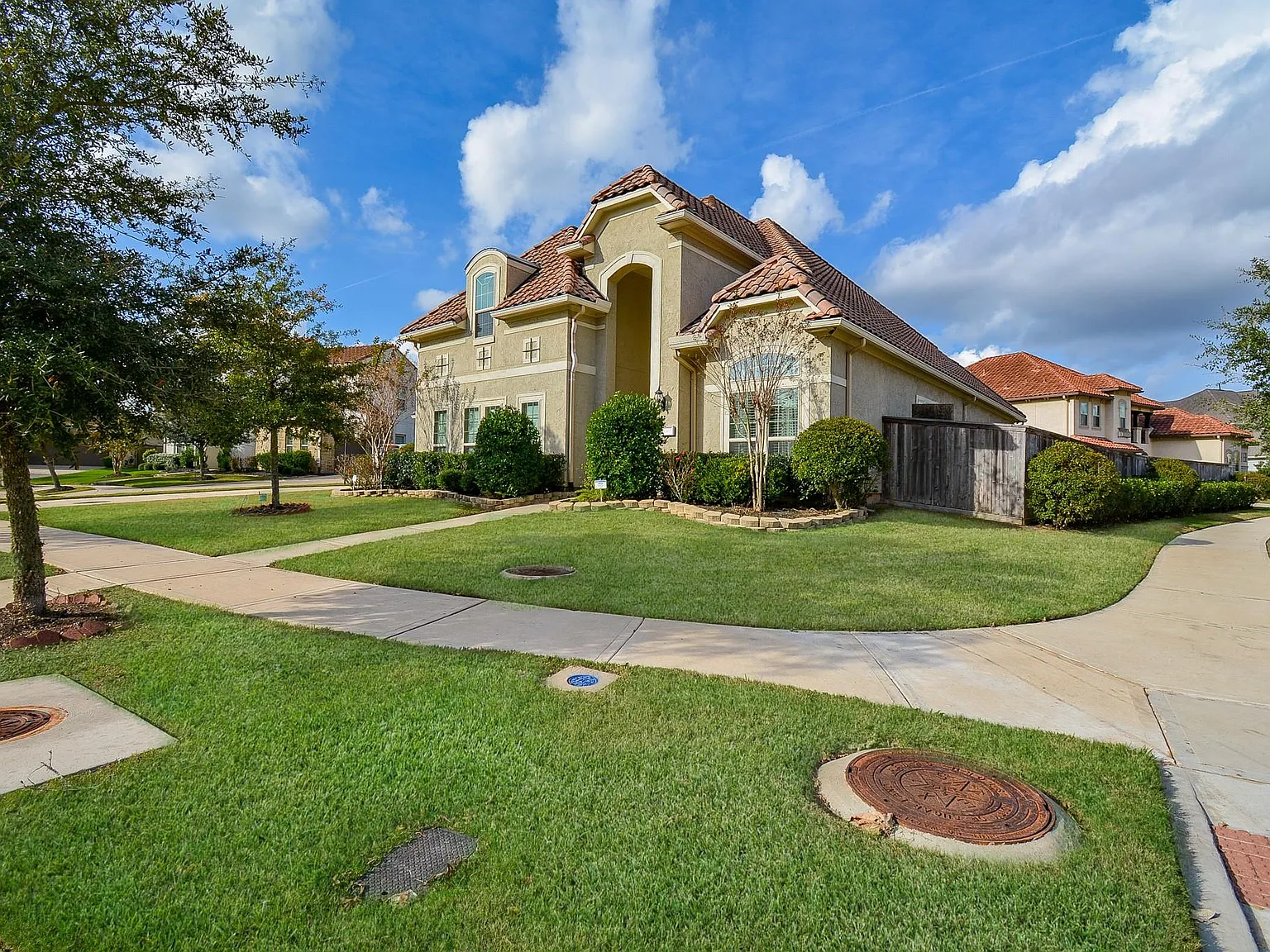4 bed, 3.5 bath, 4674 sqft, $4,000 — Photo 1