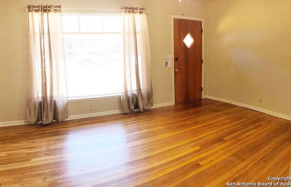 3rd image of 638 Edgebrook Ln