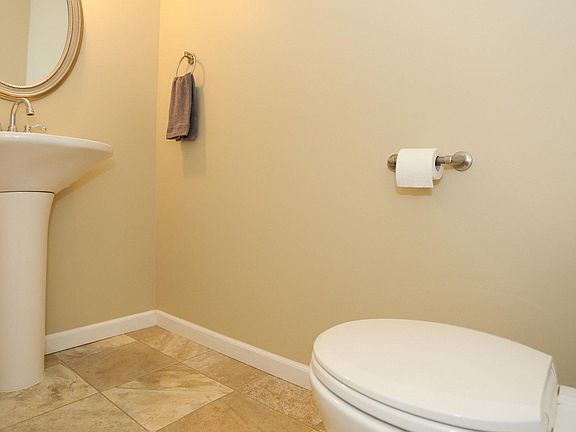 5th image of 22265 Lilac Ct