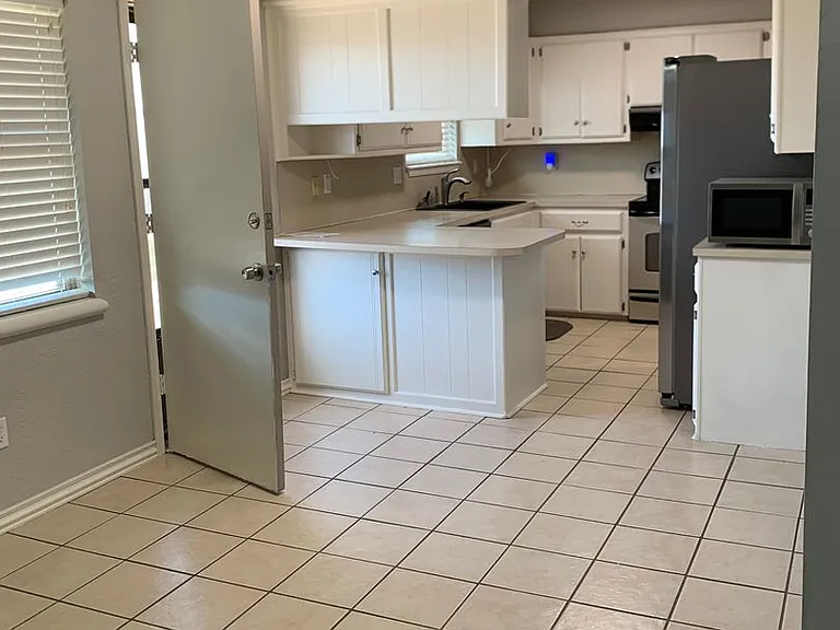 517 Post Oak Ln — Photo 8