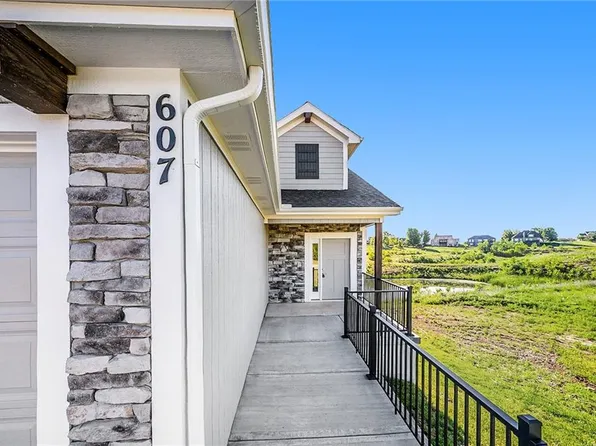 607 Woodland St, Smithville, MO 64089