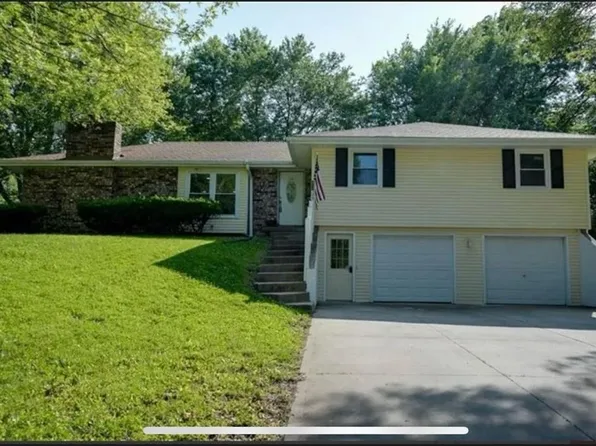 218 Oak Hill St, Lansing, KS 66043