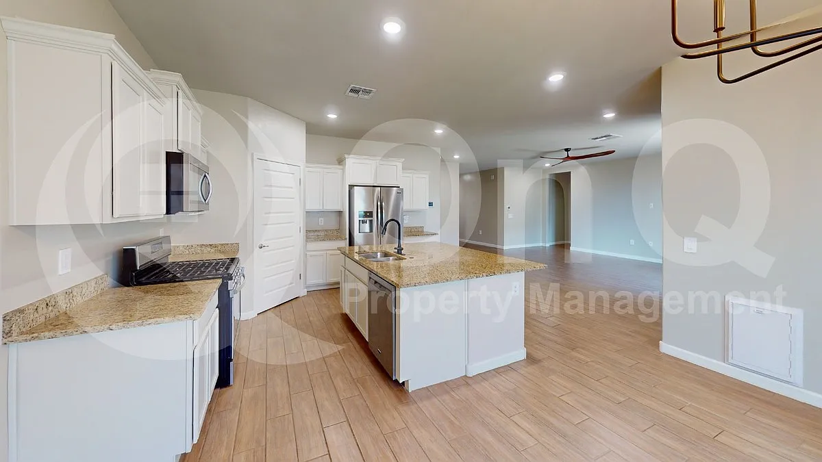 4 bed, 2.0 bath, 2101 sqft, $2,700 — Photo 4