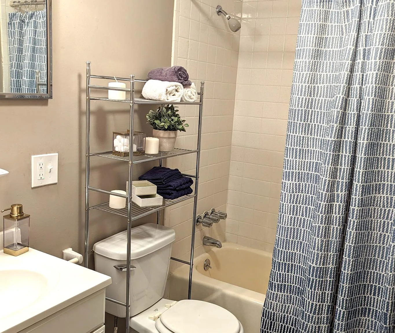 Colonial Townhouse Apartments — Photo 4