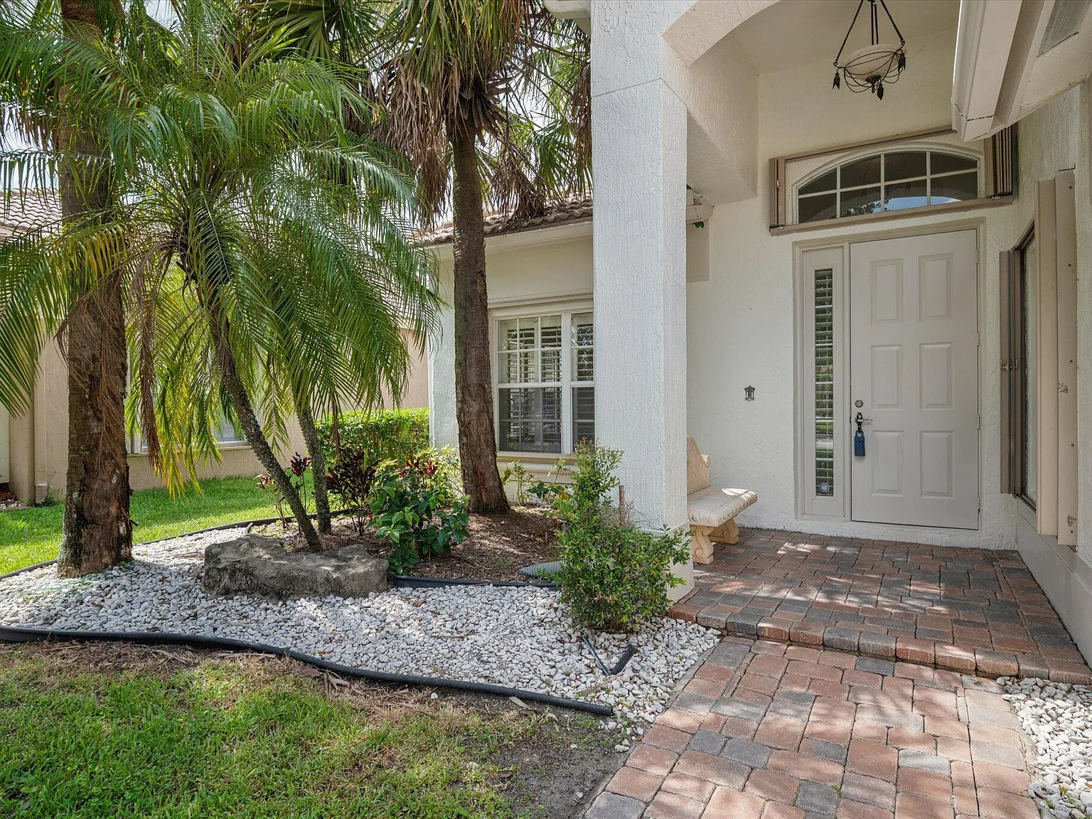 3 bed, 2.0 bath, 1977 sqft, $4,600 — Photo 2