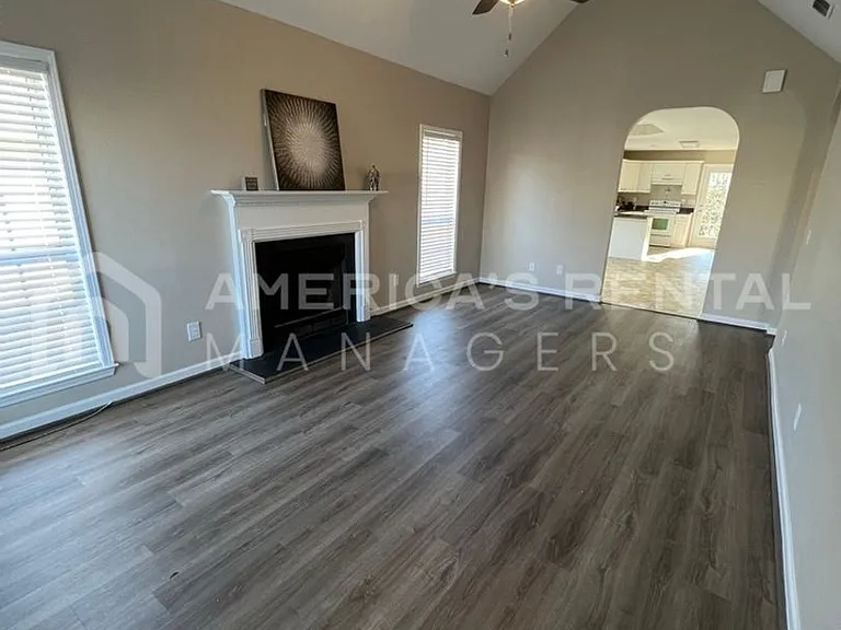 141 Flagstone Ln — Photo 2