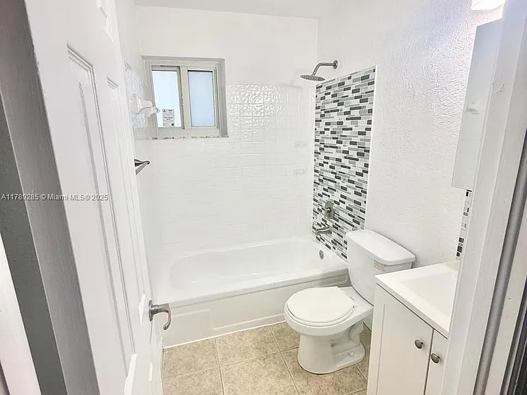 984 W 40th St — Photo 15