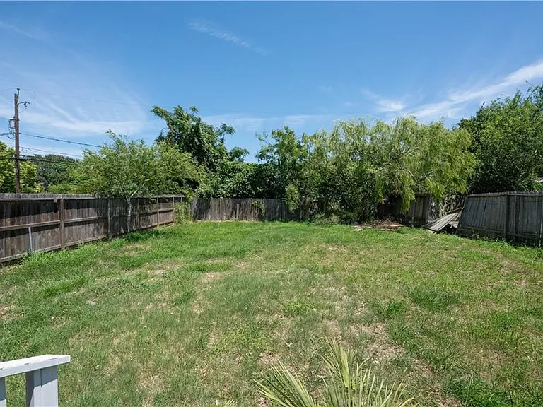 1217 Baywood Ln — Photo 20