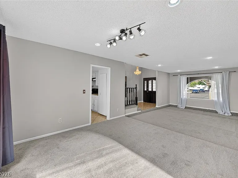 389 Summer Creek Ct — Photo 5