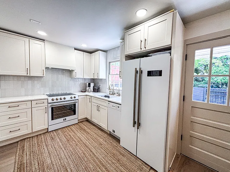 945 Cottingham Dr — Photo 12