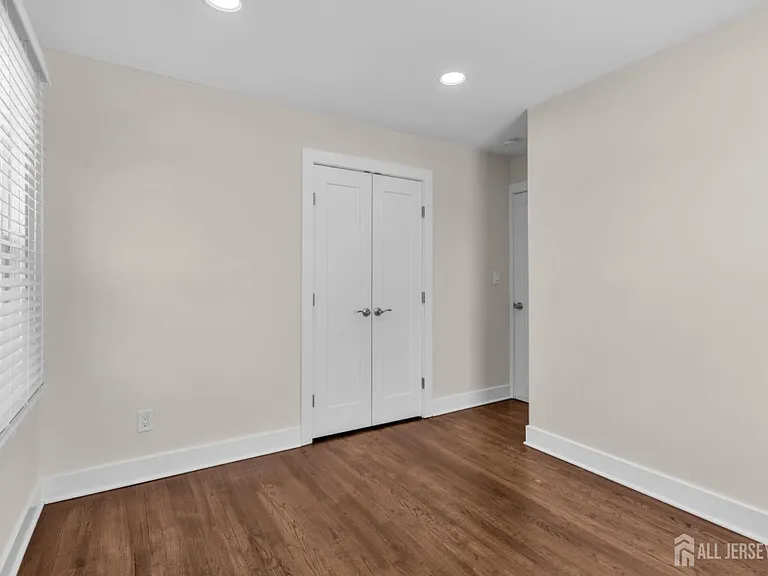 36 Van Buren Ave — Photo 15