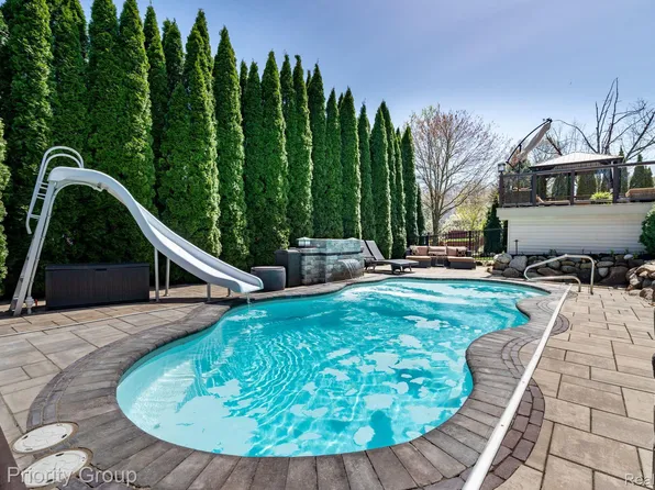 1229 Poppy Hill Dr, Oxford, MI 48371