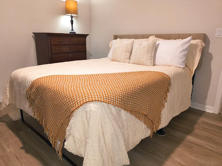 8 Unique Ct — Photo 22