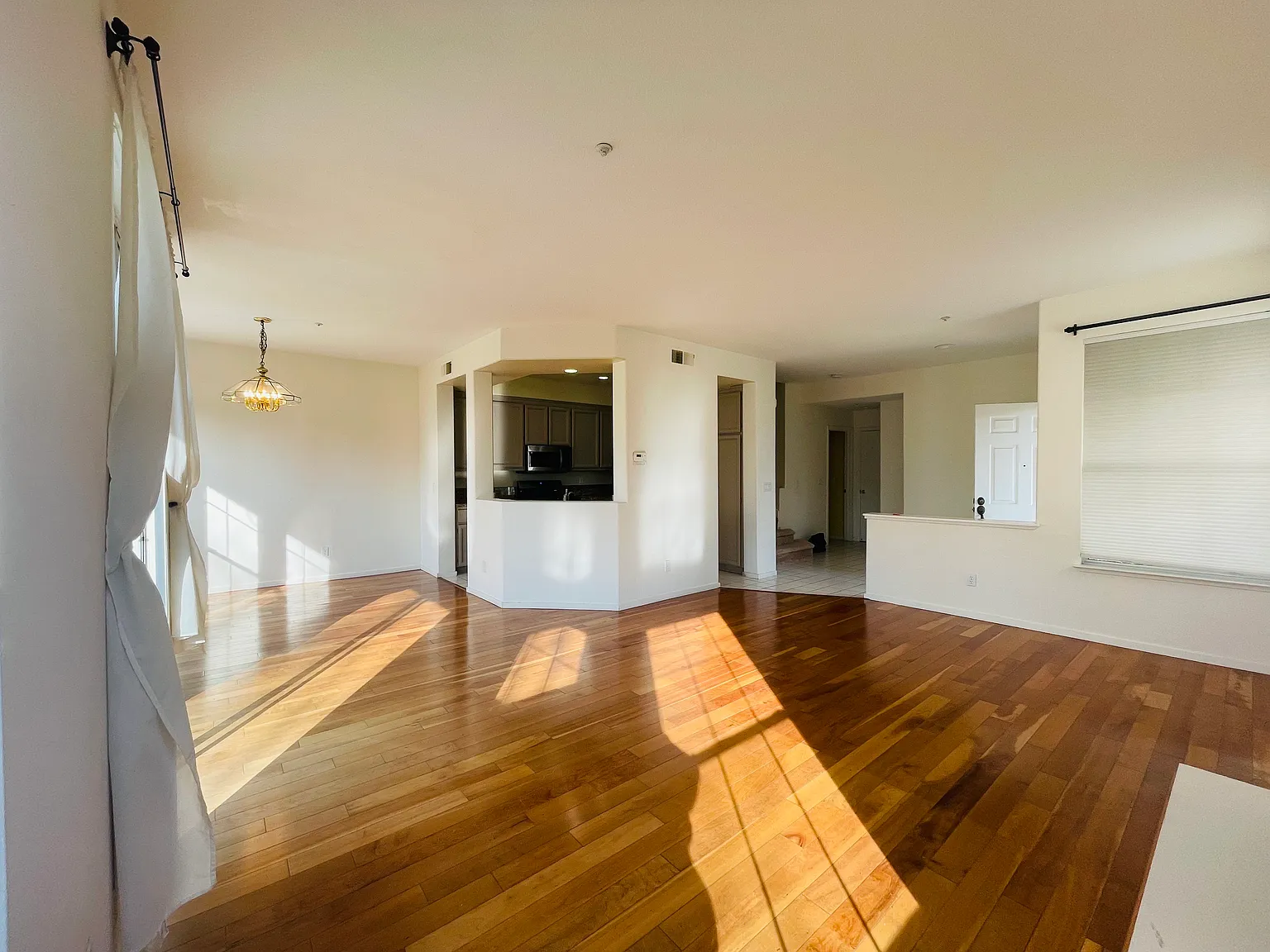 3 bed, 2.5 bath, 1572 sqft, $5,650 — Photo 2