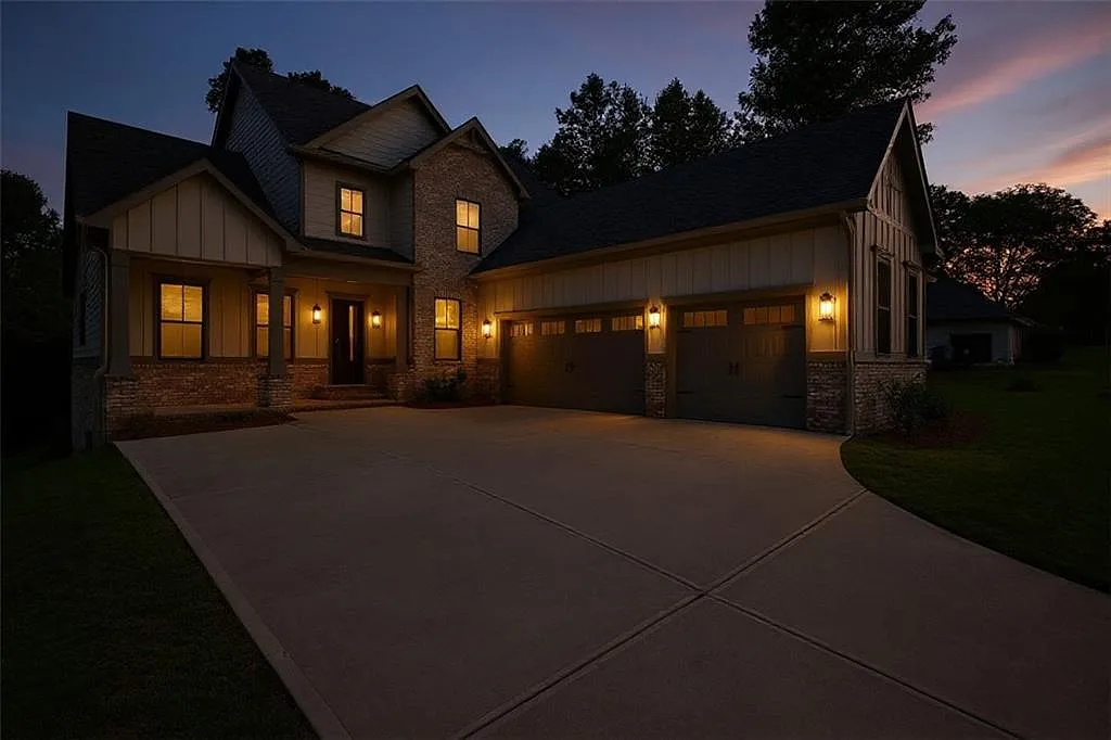 5 bed, 3.5 bath, 4656 sqft, $3,999 — Photo 2