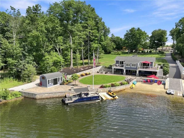 16 Countryside Dr, Johnston, RI 02919