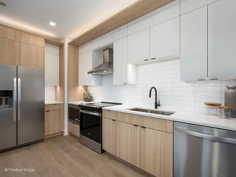 4713 N Clark St #401 — Photo 7