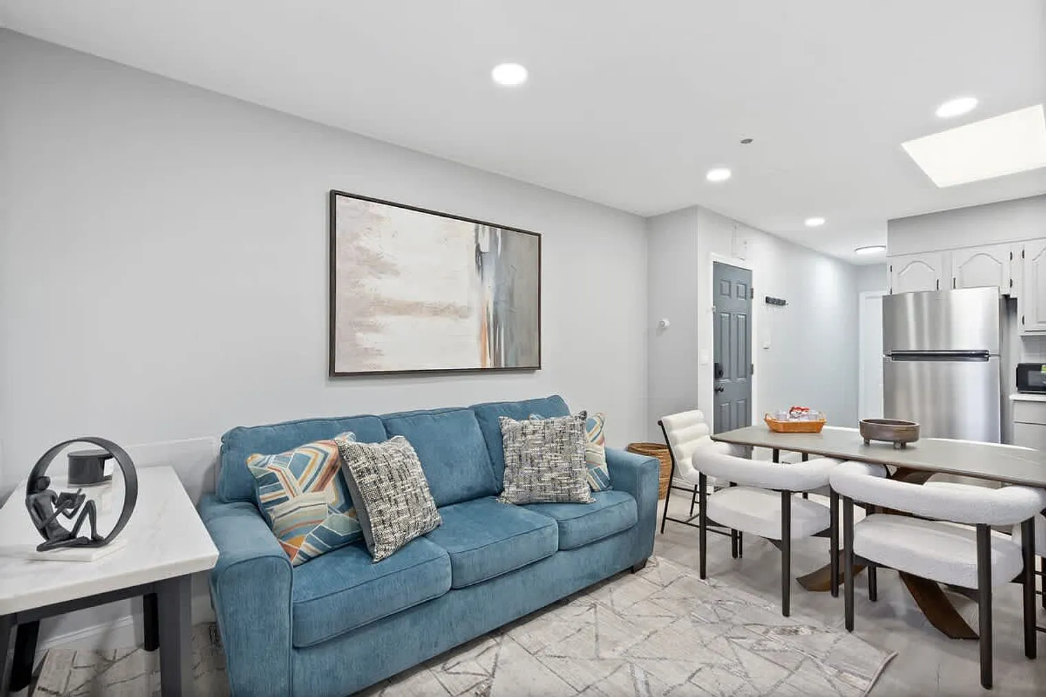 2 bed, 1.0 bath, 1194 sqft, $4,404 — Photo 1