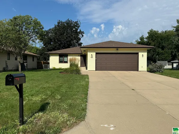 3275 Maplewood St, Sioux City, IA 51104