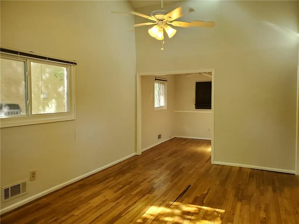 3 bed, 1.0 bath, 1116 sqft, $2,395 — Photo 3