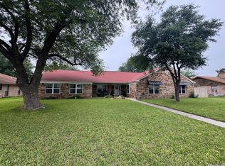 116 S Bluebonnet Dr, Uvalde, TX 78801
