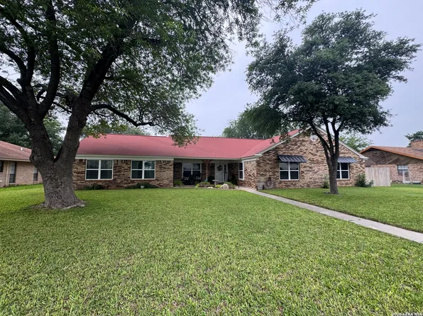 116 S BLUEBONNET DR, Uvalde, TX 78801