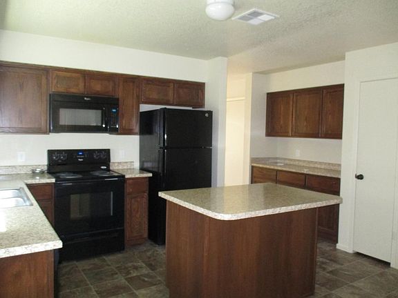 Kitchen has plenty of storage!