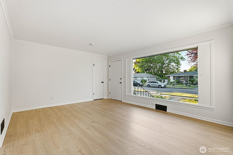 5th image of 924 E 57th Street