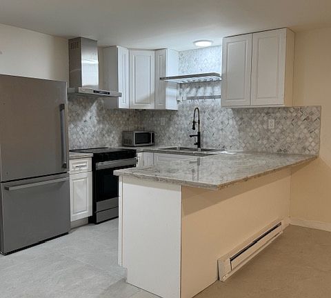 5th image of 1937 Grace Ave #102