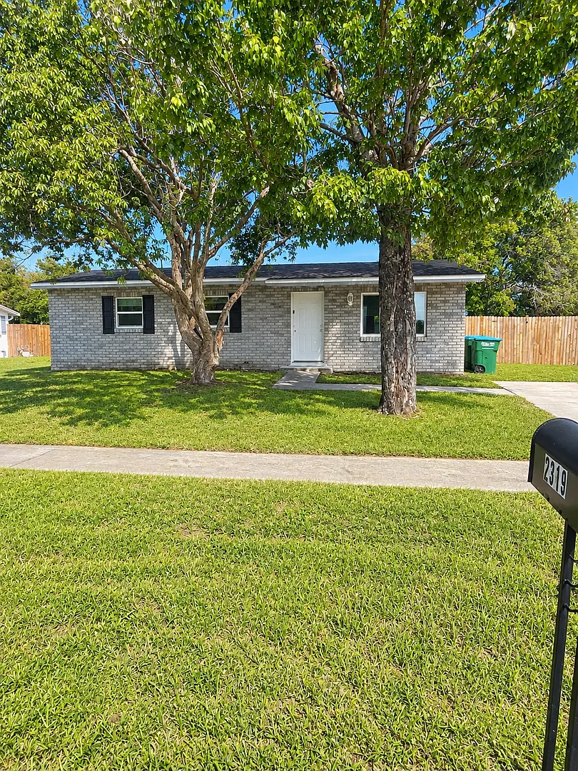 1st Month Free Rent 3 Bed 1 Bath Home | Pet Friendly | Fenced Yard | Washer Dryer Hook Ups | Sect... — Photo 1