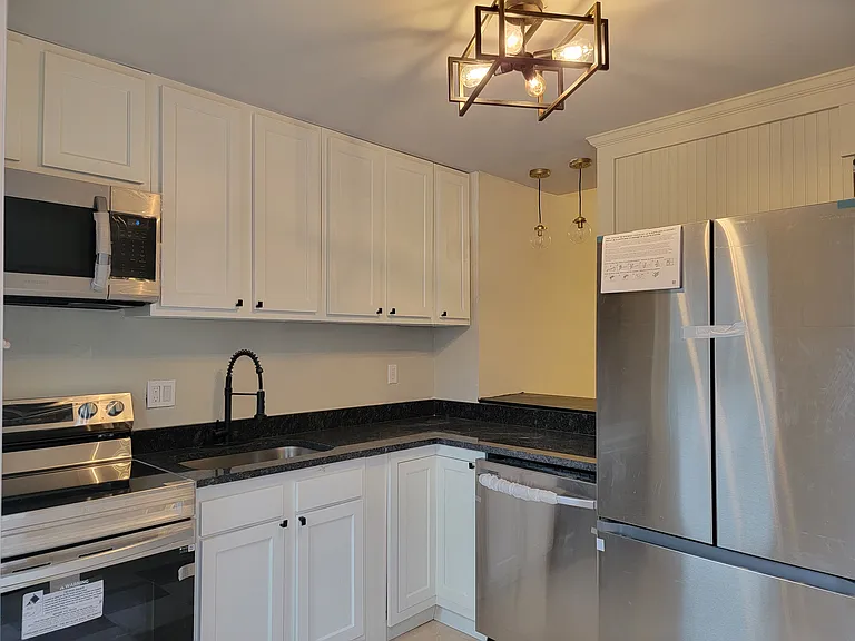 1041 Hollins St — Photo 2
