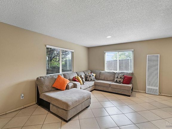 5th image of 59 Parrott Street