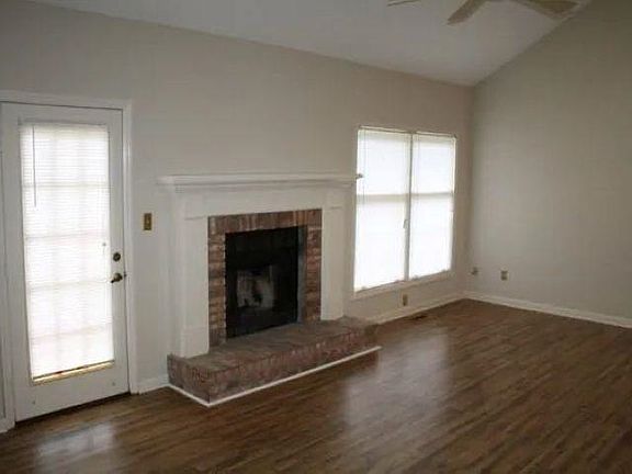 4th image of 271 Woodcastle Dr