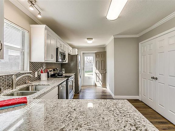 3rd image of 2609 W Bewick St