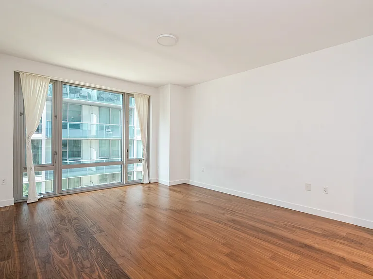 2 Shore Ln #4L — Photo 2