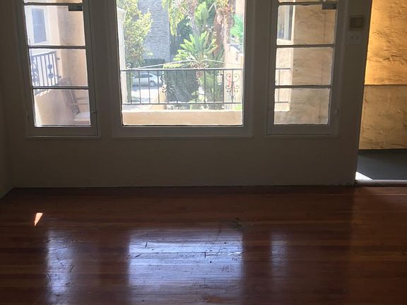 5th image of 540 1/2 N Sycamore Ave