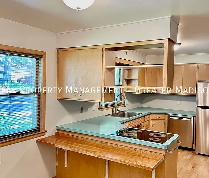 6003 Queens Way — Photo 4