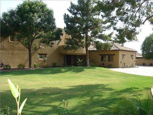 Inviting grassy front entrance