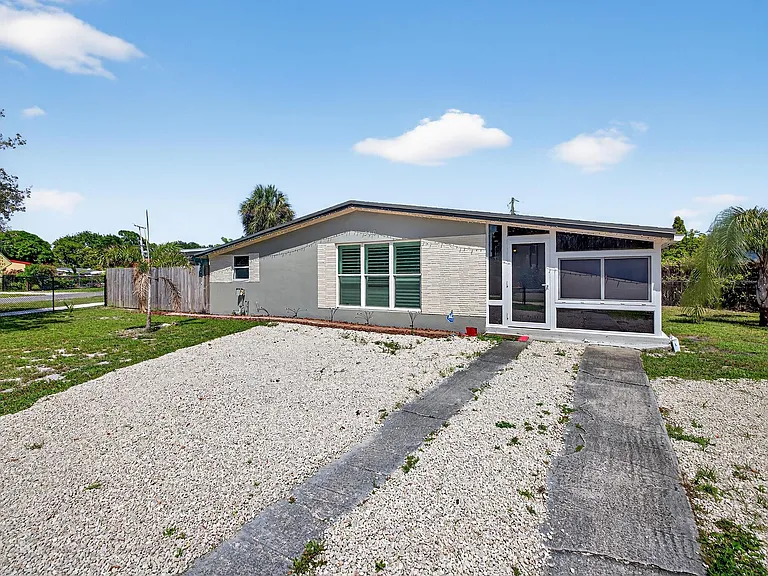 300 SW 25th Ave — Photo 4
