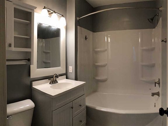 4th image of 4017 Monroe St