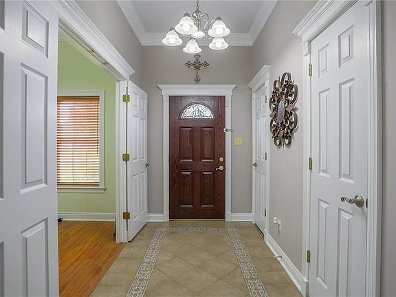 3rd image of 271 Oxford Ct