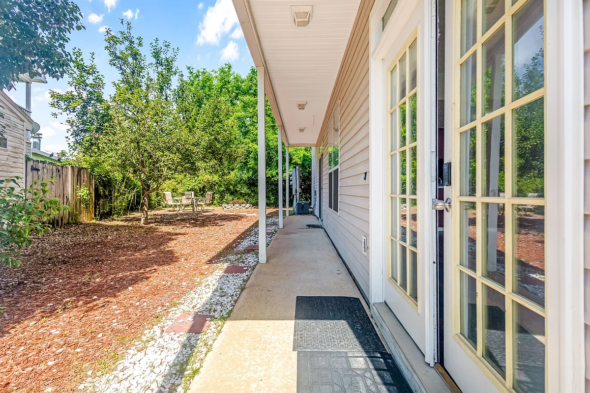 Building Photo - 13 Chatelaine Cir SE #1