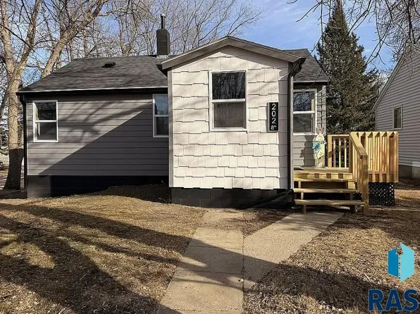 202 8th Ave S, Clear Lake, SD 57226
