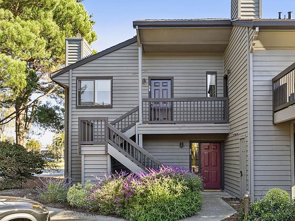 3rd image of 32 Cypress Place