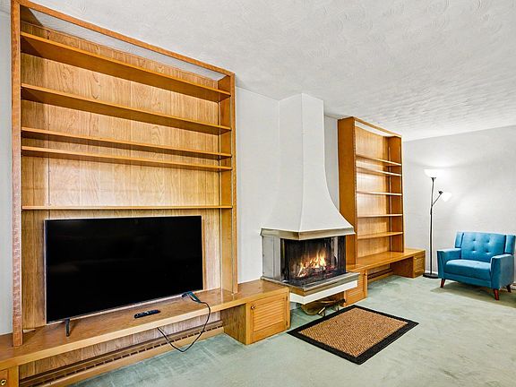 2nd image of 803 W Grove St