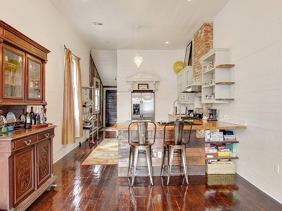 5th image of 627 Tricou St